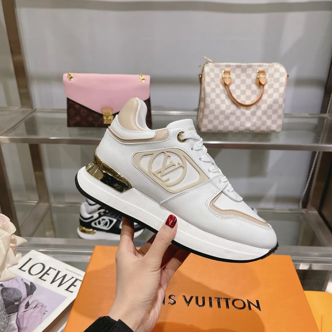 [L Family] P: 760💰Size 35-42 for women, 39-46 for men, (41.42 for women, 45.46 for men, customized) .LV Donkey Brand 🔥🔥LOUIS VUITTON Louis Vuitton's official website synchronizes the 2025 autumn and winter couple's models, which are now on the market, this Neo Run Away sneakers are inspired by running shoes, integrating LV's iconic must-have shoes into the trend. This version is a 1:1 replica of the original version. It is made of two-tone calfskin to highlight its simple lines and unique wedge outsole. Key details include the LV initials on the side and an engraved gold heel stabilizer on the back plus a 2cm hidden insole.
